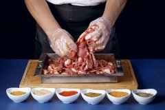 僅100個(gè)位，月均營(yíng)收卻超百萬(wàn)的中式現(xiàn)拌烤肉店是如何設(shè)計(jì)出來(lái)的？